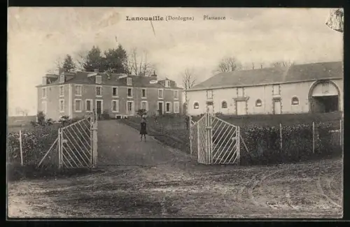 AK Lanouaille /Dordogne, La place avec grande maison et bâtiments adjacents