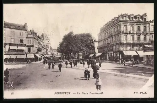 AK Périgueux, La Place Daumesnil animée avec passants et bâtiments historiques