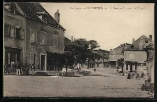 AK Thenon /Dordogne, La Grande Place et le Foirail