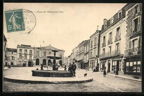 AK Périgueux, Place de l`Hôtel-de-Ville avec fontaine et bâtiments historiques