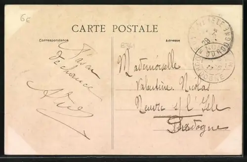 AK Périgueux, Place de l`Hôtel-de-Ville avec fontaine et bâtiments historiques