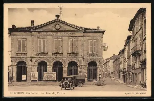 AK Nontron /Dordogne, Rue de Verdun avec bâtiment de la République Francaise et voiture ancienne