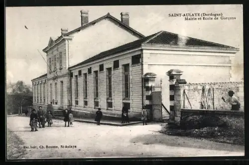 AK Saint-Aulaye /Dordogne, Mairie et École de Garcons