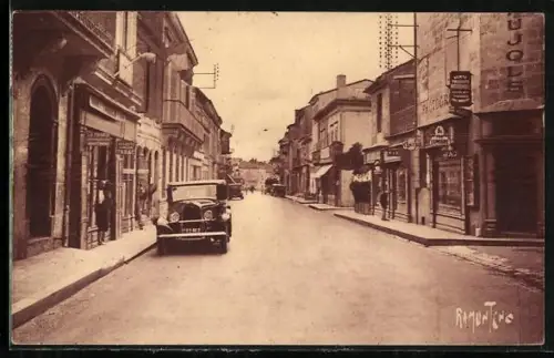 AK Montpon-sur-l`Isle, Rue principale avec voitures et commerces