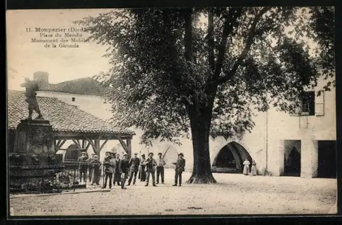 AK Monpazier /Dordogne, Place du Marché, Monument des Mobiles de la Gironde