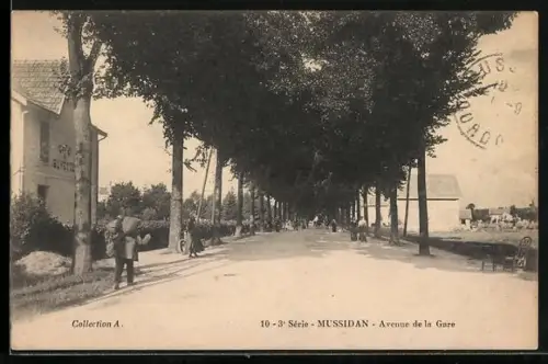 AK Mussidan, Avenue de la Gare avec des passants et des arbres alignés
