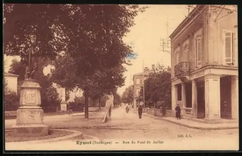 AK Eymet /Dordogne, Rue du Pont de Juillet avec monument et bâtiment à droite
