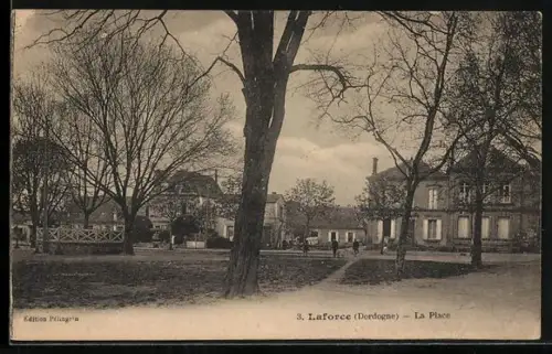AK La Force /Dordogne, La Place avec arbres et bâtiments en arrière-plan