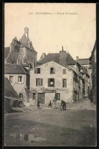 AK Bergerac, Place Pélissière avec bâtiments historiques et passants