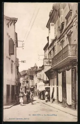 AK Belvès, La Grand`Rue animée avec boutiques et passants