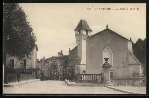 AK Brantôme, Le Beffroi et la rue animée