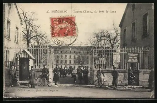 AK Bergerac, Caserne Chanzy du 108e de ligne mit Soldaten und Zivilisten am Eingangstor
