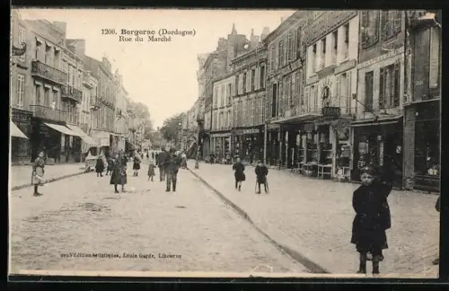 AK Bergerac /Dordogne, Rue du Marché animée avec passants et commerces