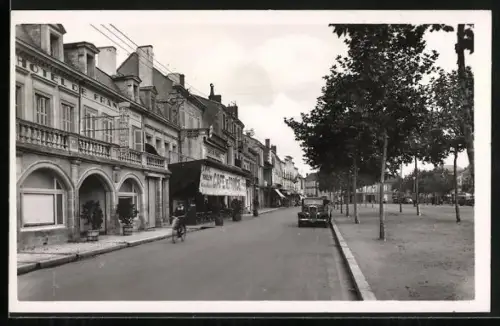 AK Bergerac, Place Gambetta et les Hôtels avec voitures anciennes et cycliste