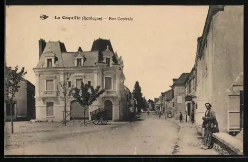 AK La Coquille /Dordogne, Rue Centrale avec bâtiments et passants