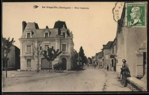 AK La Coquille /Dordogne, Rue Centrale avec bâtiments et passants