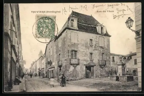 AK Thiviers /Dordogne, Rue du Tonn mit historischem Gebäude und Strassenansicht