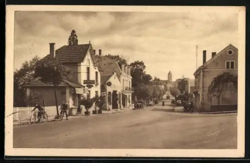 AK Thiviers /Dordogne, Rue du Général Lamy avec cyclistes et voitures