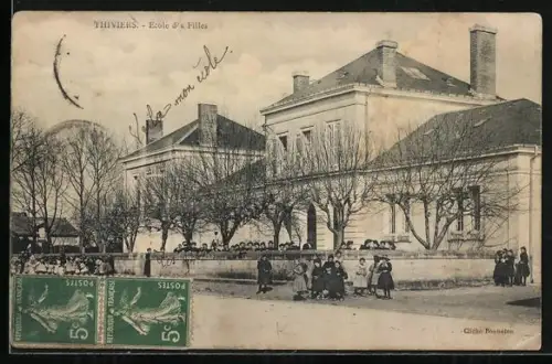 AK Thiviers, École de Filles avec élèves devant les bâtiments en hiver