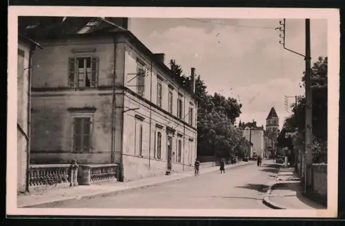 AK Thiviers /Dordogne, La Mairie et rue principale animée