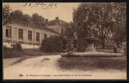 AK Thiviers /Dordogne, Le Jardin Public et l`École de Garcons