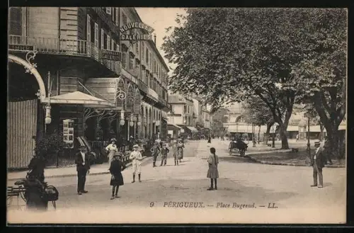 AK Périgueux, Place Bugeaud avec passants et calèche