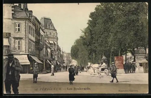 AK Périgueux, Les Boulevards animés avec passants et calèches