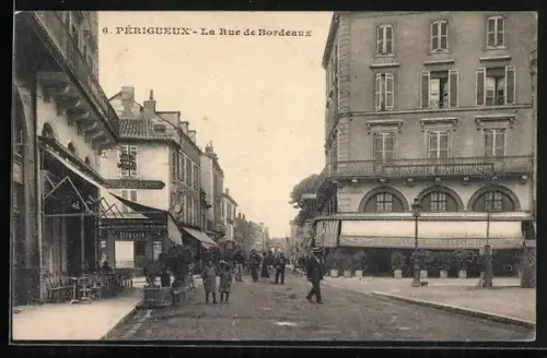 AK Périgueux, La Rue de Bordeaux animée avec passants et bâtiments historiques