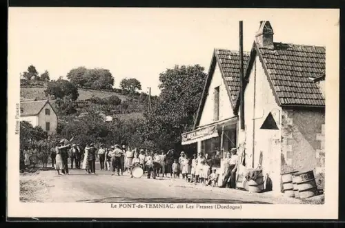 AK Le Pont-de-Temniac /Les Presses, Scène de rue animée avec fanfare et habitants