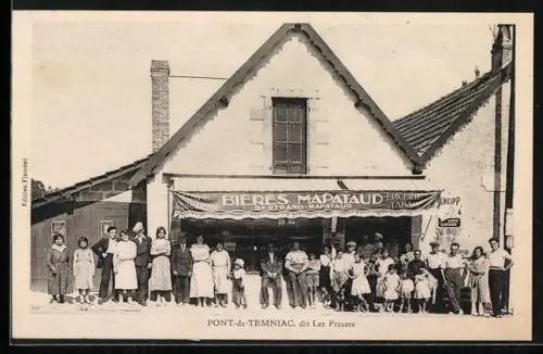 AK Pont-de-Temniac, Dit Les Presses, Devanture de l`épicerie Bertrand Mapataud avec habitants locaux