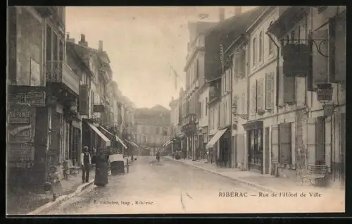 AK Ribérac, Rue de l`Hôtel de Ville avec passants et boutiques animées