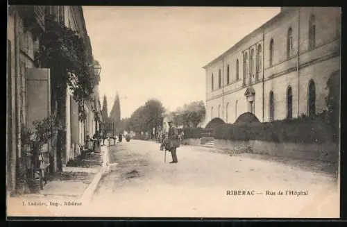 AK Ribérac, Rue de l`Hôpital avec bâtiments historiques et passants