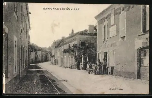 AK Savignac-les-Églises, Rue principale avec habitants devant un restaurant