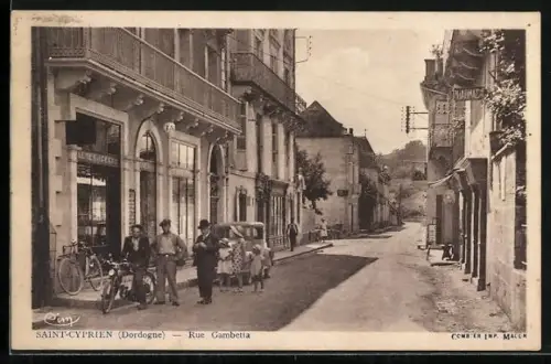 AK Saint-Cyprien /Dordogne, Rue Gambetta avec des passants devant les commerces
