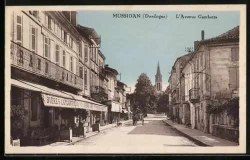 AK Mussidan /Dordogne, L`Avenue Gambetta avec commerces et vue sur l`église
