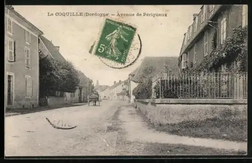 AK La Coquille /Dordogne, Avenue de Périgueux avec calèche et maisons bordant la rue