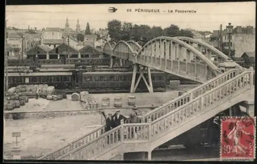 AK Périgueux, La Passerelle et la gare avec des trains en arrière-plan