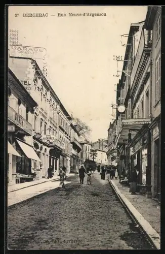 AK Bergerac, Rue Neuve-d`Argenson animée avec passants et boutiques
