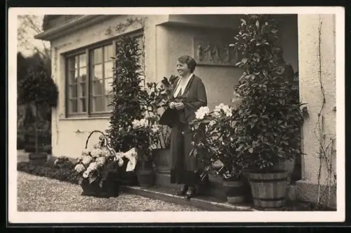 AK Erich Ludendorff, Der 70. Geburtstag des Feldherrn, Mathilde Ludendorff am Hauseingang