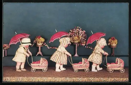 AK drei Käthe Kruse-Puppen mit Schirm und Puppenwagen