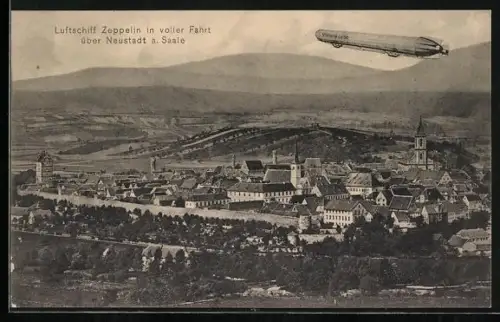 AK Neustadt a. Saale, Luftschiff Zeppelin in voller Fahrt über der Stadt