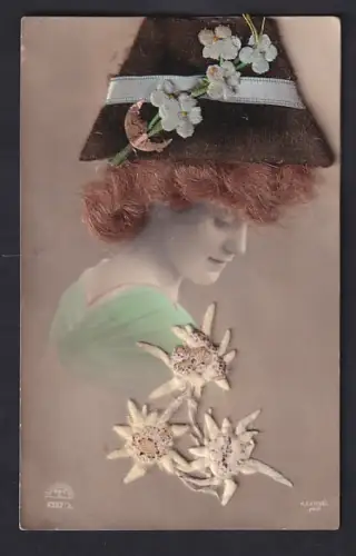 Echt-Haar-AK Dame mit hellbraunem Haar, Hut und Edelweiss