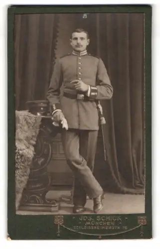 Fotografie Jos. Schick, München, Schleissheimerstr. 78, Soldat in Gardeuniform im Atelier