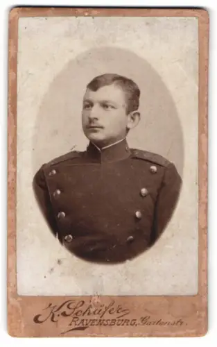 Fotografie K. Schäfer, Ravensburg, Gartenstrasse, Porträt eines Soldaten in Uniform