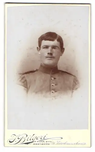 Fotografie Joseph Bilgeri, Lindau i. B., Karolinenschanze, Porträt eines Soldaten in Musiker Uniform