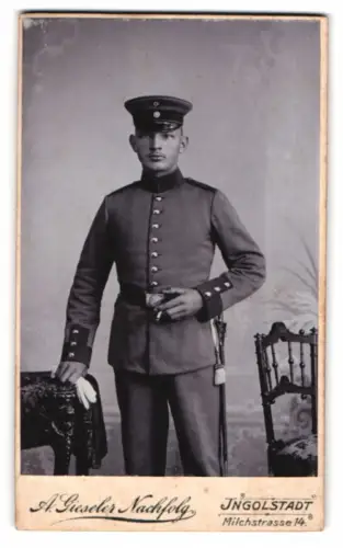 Fotografie A. Gieseler Nachfolger, Ingolstadt, Milchstrasse 14, Soldat in Uniform mit Bajonett