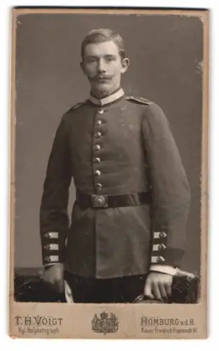 Fotografie T. H. Voigt, Homburg v.d.H., Kaiser Friedrich-Promenade 61, Soldat in Uniform