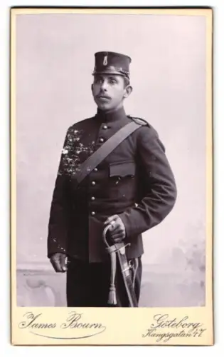 Fotografie James Bourn, Göteborg, Kungsgatan 47, schwedischer Soldat in Uniform mit Säbel