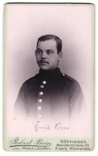 Fotografie Robert Bein, Göttingen, Weenderstrasse 23, Porträt eines Soldaten Emil Korn in Uniform Rgt. 82