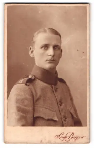 Fotografie Atelier Tre Kronor, Stockholm, Drottningg. 10, Porträt eines schwedischen Soldaten in Uniform Rgt. IX